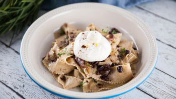 Kavne testenine s toplo burrato, olivami in inčuni