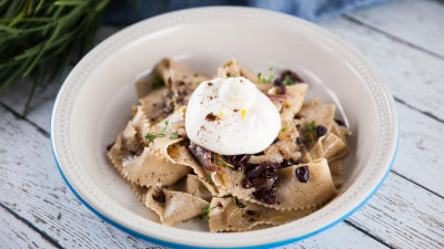 Kavne testenine s toplo burrato, olivami in inčuni