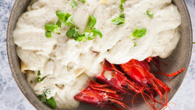 Testenine mezze maniche s kozicami in špekom