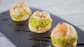 Mousse z bivoljo rikoto & mortadel v paljenem testu