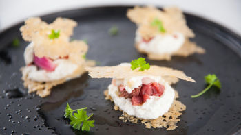 Prigrizki s teletino in parmezanom