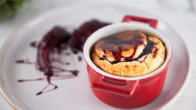 Parmezanov sufle s poširano hruško