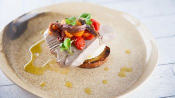 V ekstra deviškem oljčnem olju poširana tuna s praženo solato caprese