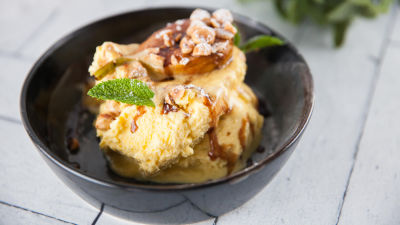 Sladoled z žafranom, ekstra deviškim oljčnim oljem in karameliziranimi figami z balzamičnim kisom