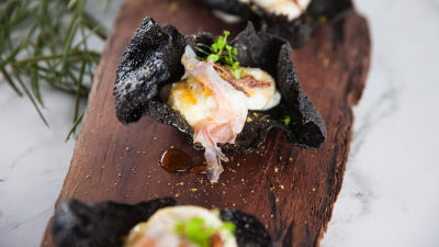 Riževi krekerji s sipinim črnilom in stepeno rikoto