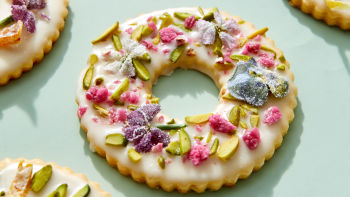 Okrašeni piškoti z luknjo