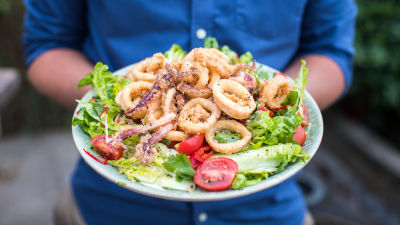 Solata s hrustljavimi kalamari in chorizom ter dekonstruiranim guacamolejem