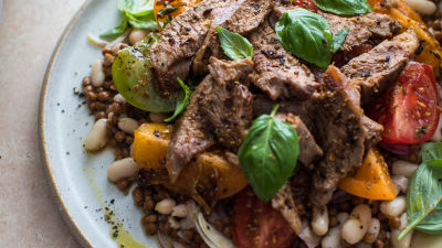 Solata iz jagnjetine z začimbno skorjico