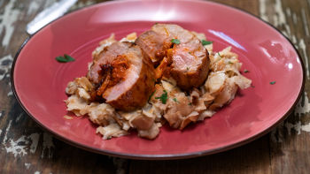 Polnjen svinjski file in gobovi rezanci