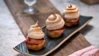 Malinovi zvitki z zapečeno meringo