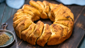 Kruh s praženim maslom in zeliščno soljo