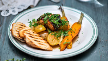 Pečen zajec z mladim krompirjem in gorčico