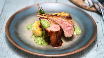 Jagnječja rebra s krompirjem v kremni omaki