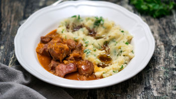 Svinjska obara z vinom in pirejem iz korenovk