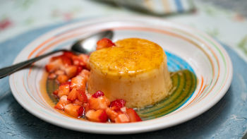 Karamelni puding z jagodami