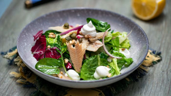 Solata s prekajeno postrvjo in sirom