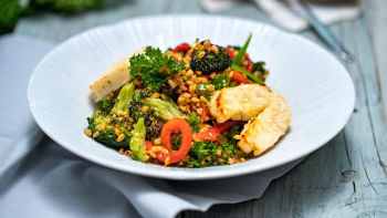 Pisana solata s piro, brokolijem, papriko in halloumijem