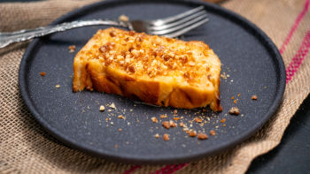 “Nevidna” jabolčna sladica s karameliziranimi orehi