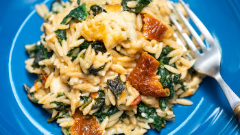 Testenine orzo s špinačo in sirom