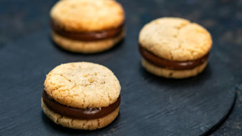 Orehovi piškoti s kavno kremo