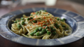 Testenine z avokadom, grahom in meto