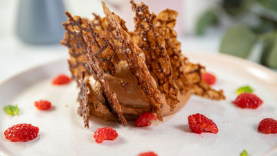 Čokoladni mousse z malinami in arabesko