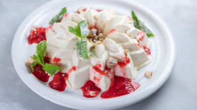 Panakota z limončelom in jagodami