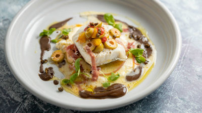 Trska z omako iz črnega česna, stračatelo in pršutom