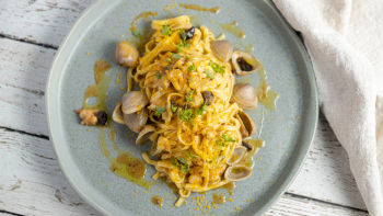 Špageti chitarra z vongolami in bottargo