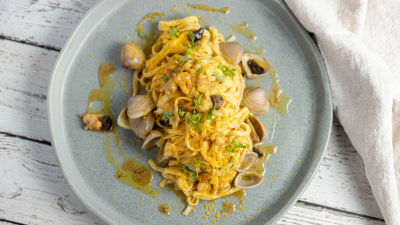 Špageti chitarra z vongolami in bottargo