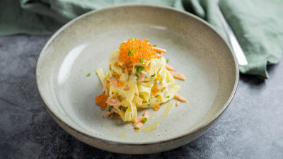 Rezanci tagliatelle s proseccovo omako in dimljenim lososom