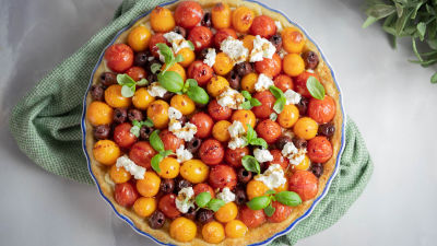 Paradižnikova pita s karamelizirano čebulo in inčuni