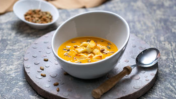 Bučna juha s pečenim halumijem