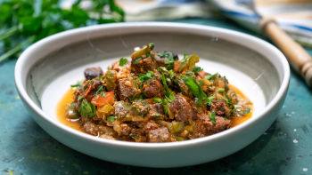 Ferges z jetri ter albanskimi paradižniki, papriko in sirom