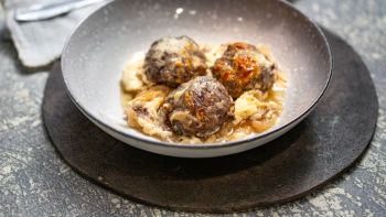 Pečene mesne kroglice z jogurtovo omako