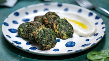 Špinačni burgerji z omako iz jogurta in limone