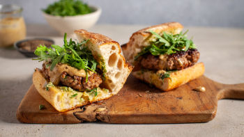 Goveji burgerji, poprova majonezna omaka, česnov kruh