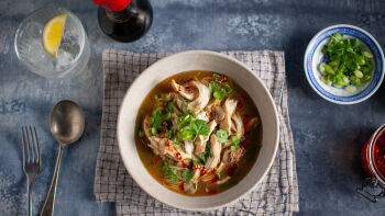 Piščančja juha z rezanci