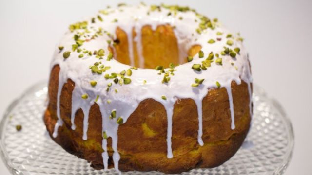 Kruh s korenjem in marelicami (Velikonočno pecivo)