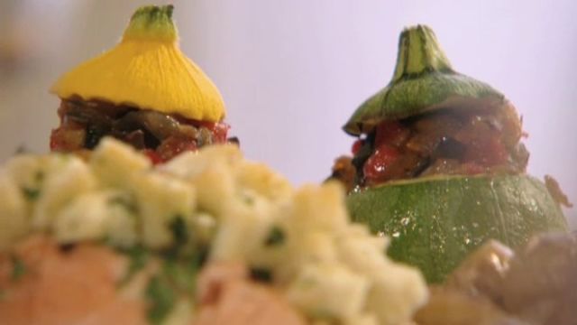 Nadevane bučke na način ratatuj z lososom v zeliščni skorjici