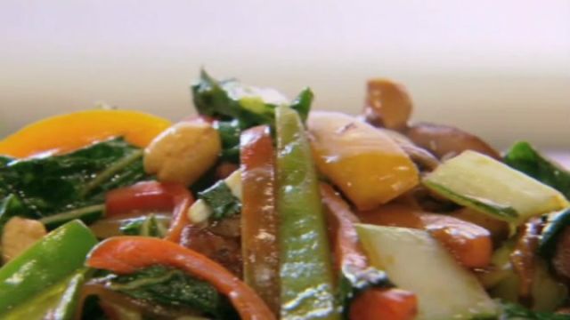 Paprike s piščancem in indijskimi oreški v voku