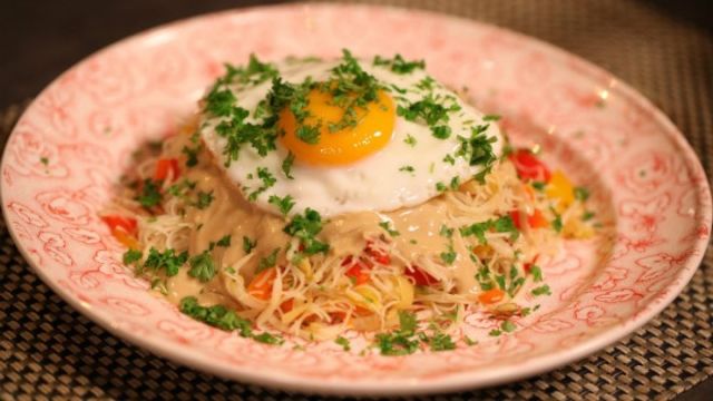 Kitajski rezanci z omako tahini in ocvrtimi jajci
