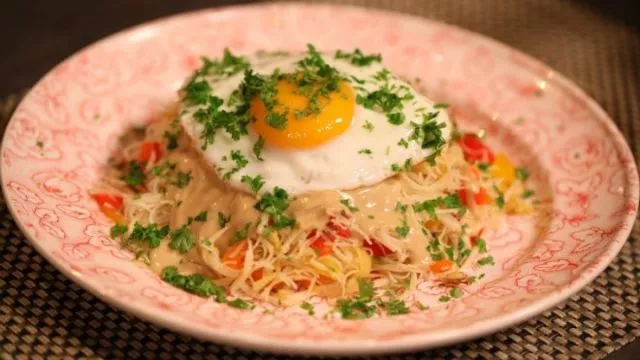 Kitajski rezanci z omako tahini in ocvrtimi jajci