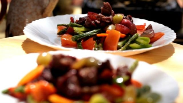 Pirenejska svinjska rebrca z dušeno zelenjavo