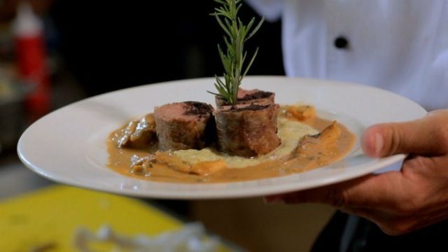 Pečen nojev zrezek s krvavico in carpacciom iz mesa goveje grbe (postrežen z omako iz gob in gorgonzole)