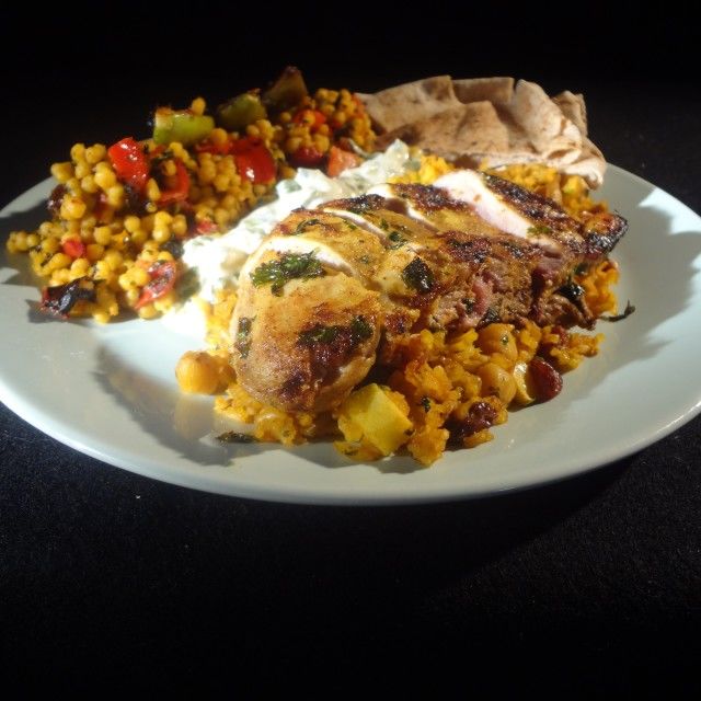 Piščančje prsi s kuskusom in ploščatim kruhom