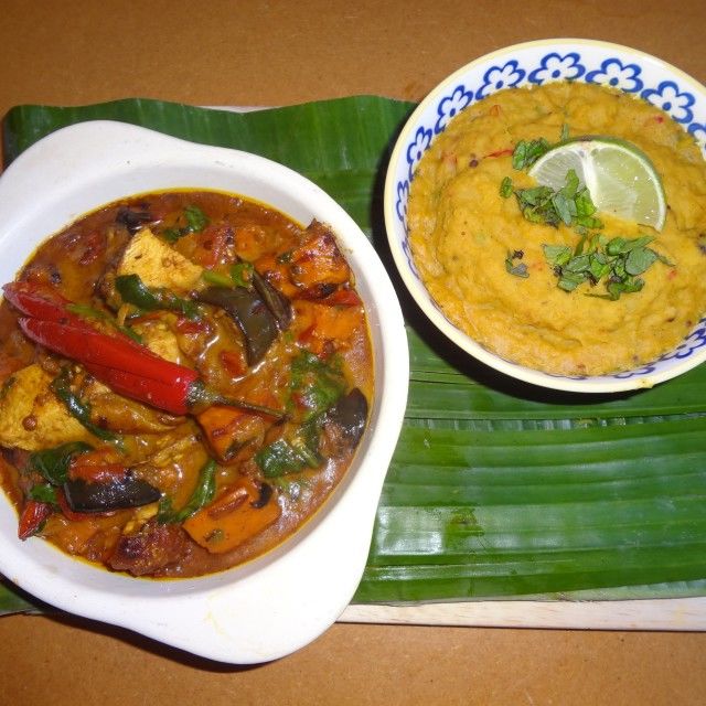 Kari s piščancem in sladkim krompirjem z dalom iz rumene leče