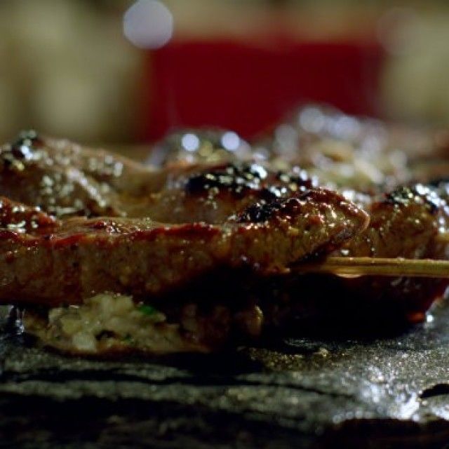 Nabodala z mesom v teriyaki omaki na pireju iz pečenega jajčevca