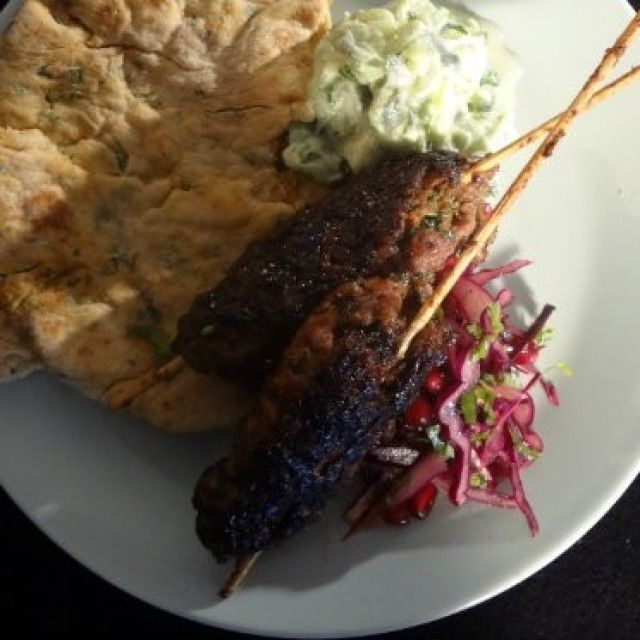 Jagnječje kofte s ploščatim kruhom