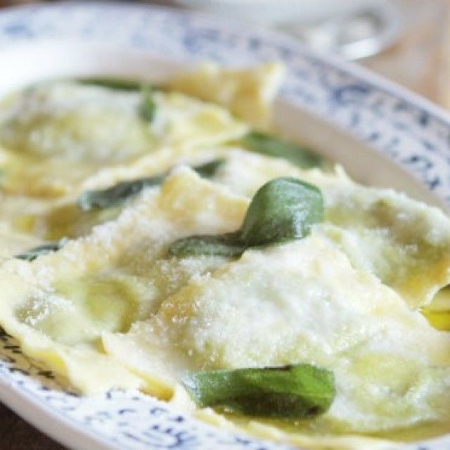 Ravioli z divjimi zelišči in ricotto